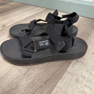 Men’s Free Waters sandals size 9